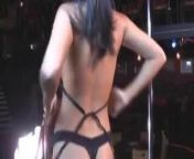 Hot Stripper Showing Off Her Goods from गरम मालू लड़की दिखा रहा है स्तन