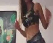 Guapa colombiana bailando en mini shorts from kale en bikini bailando shorts