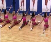 Cheerleaders doing the famous split from the famius mommy