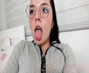 Sexy Colombian Pavlova Colucci with the face of an innocent girl and wearing glasses shows you her wet and slimy pussy, from small pussy girl masturba