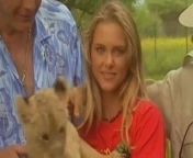 Safarie avec une jeune pucelle from safari car