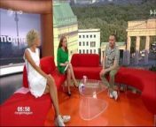 4 geile Beine :Mirjam Meinhardt und Annika Zimmermann from cross leg smoking