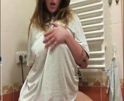 Teen babe Anny squeezin her bit tits and fingerin her pussy from solo fingerin