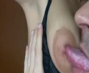 Natural tits sucking and licking hard nipples (Jennyfer Queen) from novinha mamando
